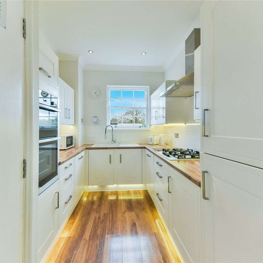 Superbly presented 2 double bedroom apartment to rent in this prestigious period conversion. - Photo 1