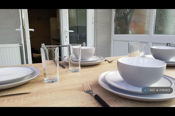 1 bedroom in a house share to rent - Photo 1