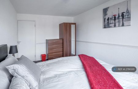 1 bedroom in a flat share to rent - Photo 2