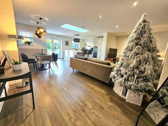 Avenue Road, Harold Wood, RM3 - Photo 1