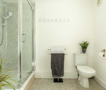 Room 5 - Photo 6