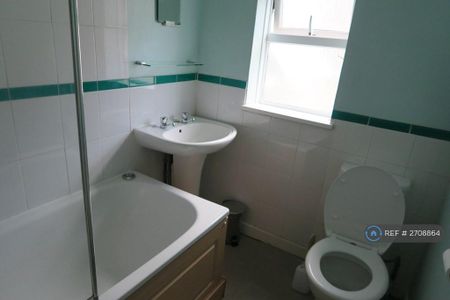 1 bedroom in a house share to rent - Photo 2