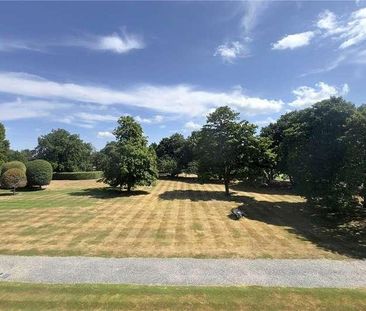 Park Lawn, Farnham Royal, Buckinghamshire, SL2 - Photo 5