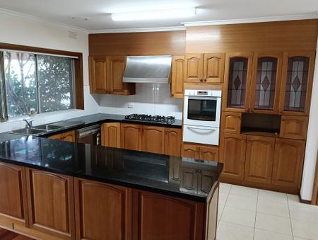 FAMILY LIVING AT ITS BEST IN MOUNT WAVERLEY - Photo 5
