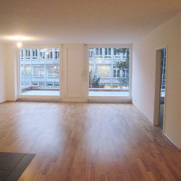 MODERNE UND CHARMANTE 2.5-ZIMMERWOHNUNG IM HERZEN VON BASEL - Photo 1