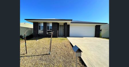 Modern 4 Bedroom Home - Photo 4