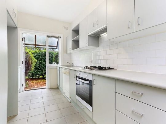 Art Deco garden apartment in sought after location - Photo 1