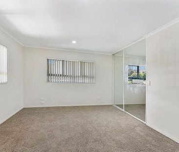 Well Designed 5 Bedroom + 3 Bathroom House - Photo 2