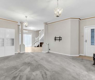 Sophisticated Townhouse Living! - Photo 2