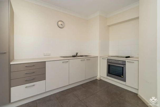 “3 bed 3 Ensuites Great Location” - Photo 1
