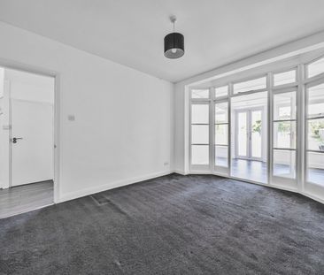 Semi-detached House to rent - Broad Walk, London, SE3 - Photo 2