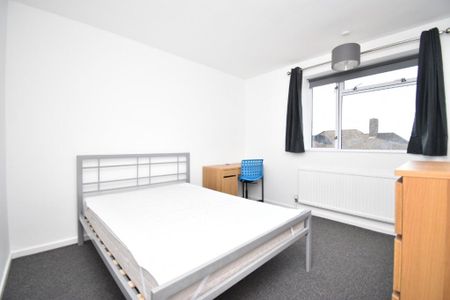 5 bedroom semi-detached house to rent - Photo 3