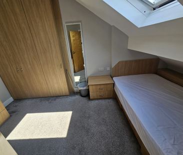 5 Bed - 8 Walmsley Road, Hyde Park, Leeds - LS6 1NG - Student - Photo 5