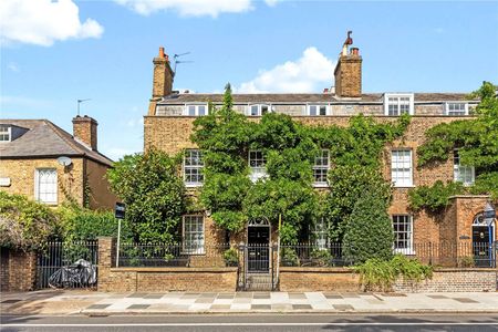 A beautifully finished top floor apartment with views overlooking the Royal Paddocks and Bushy Park. - Photo 5