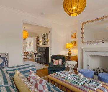 A Chic Three-Bedroom Apartment in a Classic Notting Hill Terrace - Photo 1