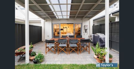 STUNNING TOWNHOUSE IN SUPERB LOCATION! - Photo 2