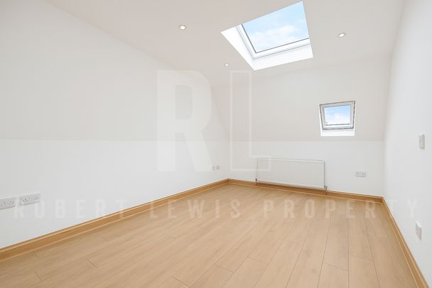 1-Bedroom Period Conversion Flat – Ossulton Way, London N2 0DS - Photo 1