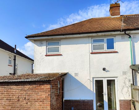 A newly refurbished 3 bedroom property between Staines and Egham. Near to schools and stations. - Photo 2