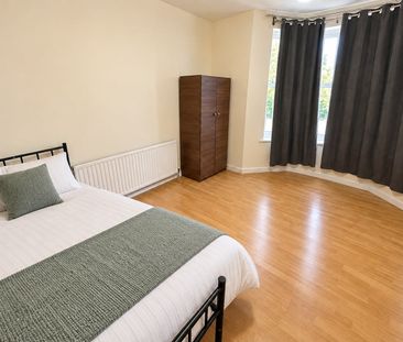 2 Bed Flat, Romford Road, E12 - Photo 3