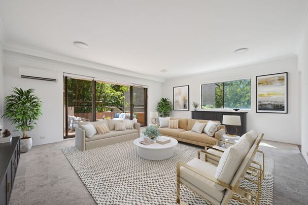 Family sized and secluded with two garages - Photo 1