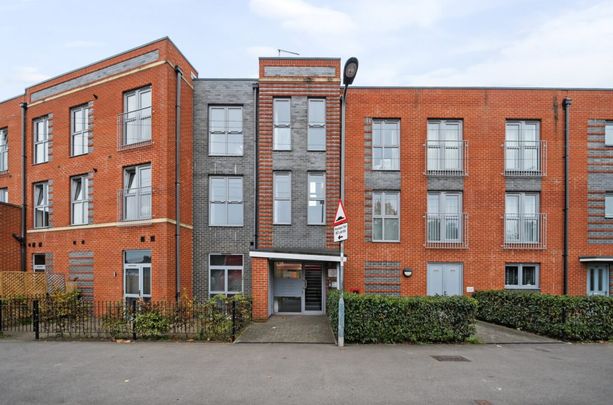 2 Bedroom Flat / Apartment - Meridian Way, Southampton - Photo 1