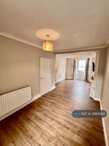 3 bedroom terraced house to rent - Photo 3