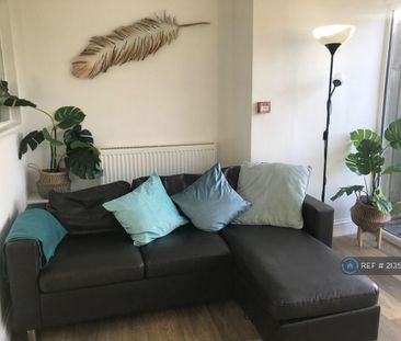 1 bedroom in a house share to rent - Photo 2