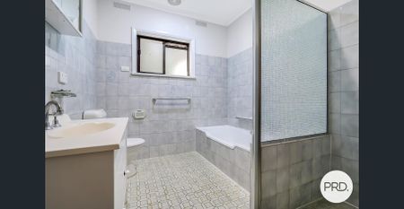 SPACIOUS FAMILY HOME! SOUGHT AFTER LOCATION! - Photo 3