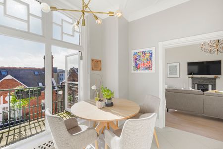 Perfectly designed contemporary mews house situated in the heart of Marylebone - Photo 3