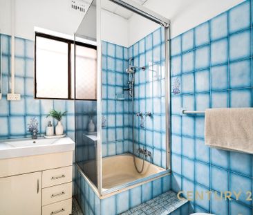 Large Three Bedroom House - Photo 6