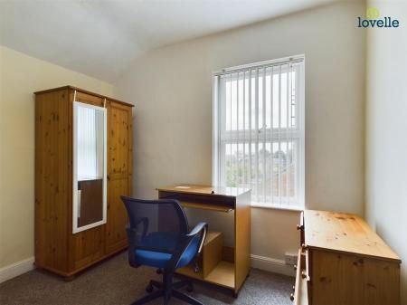 4 bedroom Town house To Let - Photo 3