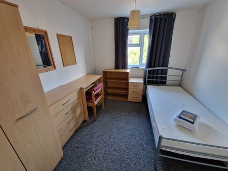 4 Bed Student Accommodation - Photo 3