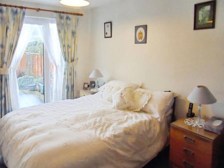 2 bedroom semi-detached bungalow to rent - Photo 3