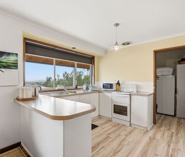 Lovely Three Bedroom Home - Photo 6