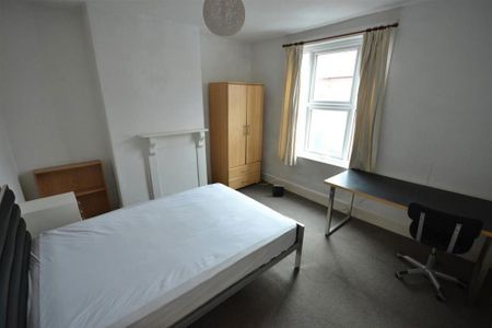 4 bedroom terraced house to rent - Photo 5