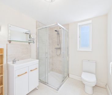 3 bedroom Bungalow in The Fairway, Farnham - Photo 4