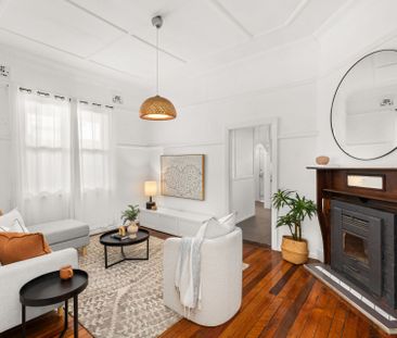 Charming three bedroom cottage combines character with modern - Photo 6