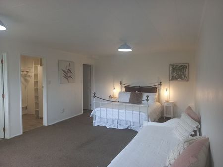 "Ready to move in - fully furnished unit" - Photo 3