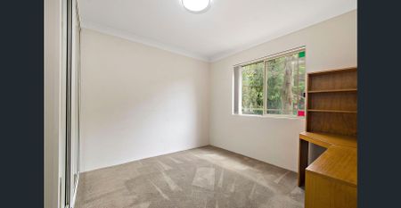 Spacious, Sunny Apartment Only Moments From Amenities - Photo 2