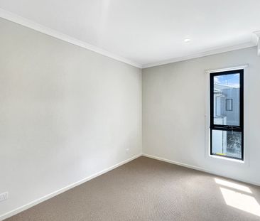 🏡 4-Bedroom Townhouse In South Morang - Photo 1