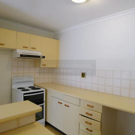 “New Paint, New Carpet, Bright & Sunny 2 Bedroom Apartment - Windsor Plaza” - Photo 3