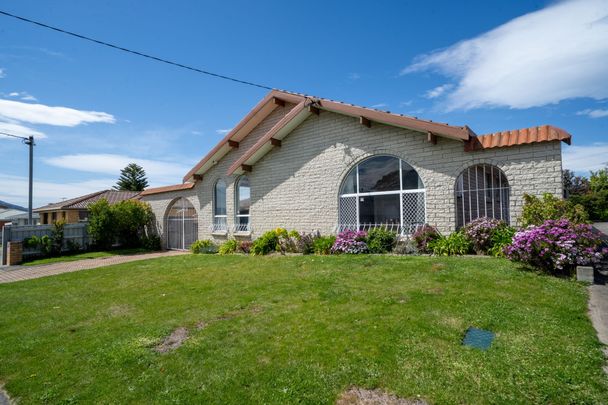 Charming Home in the Heart of Glenorchy - Photo 1