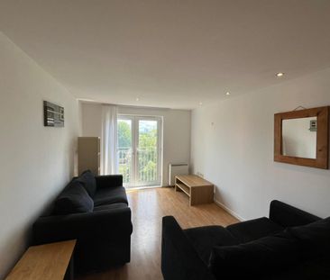 2 bedroom Flat To Let - Photo 2