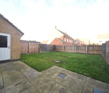 4 bedroom semi-detached house to rent - Photo 4