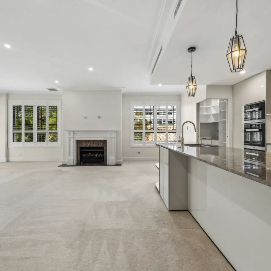 Luxurious 3 Bedroom Apartment in Great Location - Photo 1