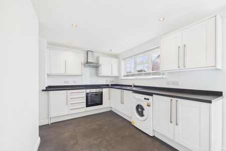 3 bedroom House in Albert Road, Bracknell - Photo 3