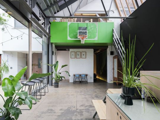 Lichtrijke en karaktervolle loft met tuin en 5 slaapkamers op toplocatie nabij Gent centrum! - Photo 1