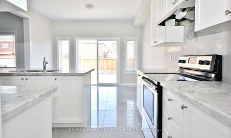 Detached Home For Lease | N8142338 - Photo 4