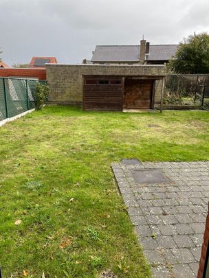 Mooi gelijkvloers appartement gelegen midden in het centrum met 2 slaapkames. - Photo 1