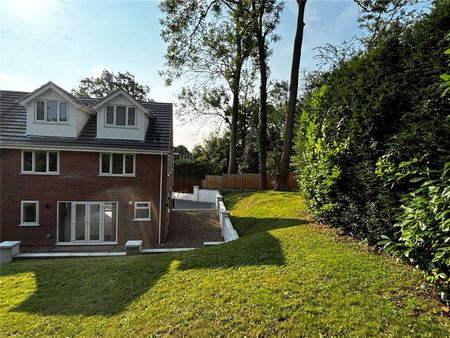 Semi detached modern family home, conveniently located in the popular town of Gerrards Cross. - Photo 4